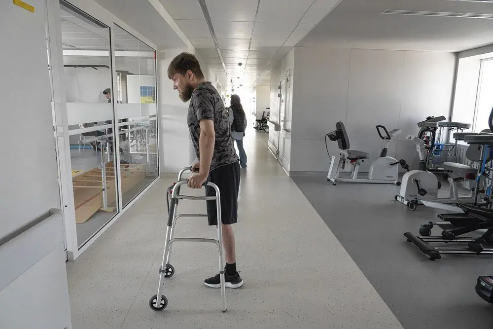 Le flambant neuf centre "Unbroken" de Lviv fait partie de ces établissements de pointe, où sont envoyés depuis les points d'évacuation proches de la ligne de front, les soldats polytraumatisés.