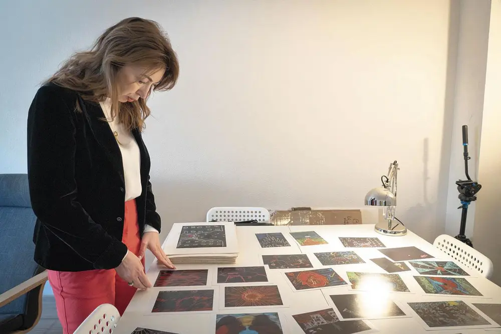 L'art thérapie peut aussi aider. Comme en attestent les dessins et peintures - très expressifs et à la charge symbolique très forte - accrochés dans le bureau de la directrice d'Unbroken, Yulyana Krynytska, psychiatre et psychothérapeute.