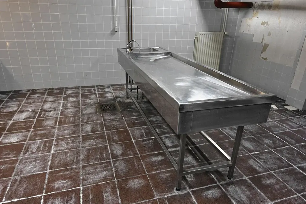 Mosselkwekers toonden al interesse in de wastafels uit het mortuarium. Naar verluidt zijn ze immers erg geschikt om mosselen schoon te maken.