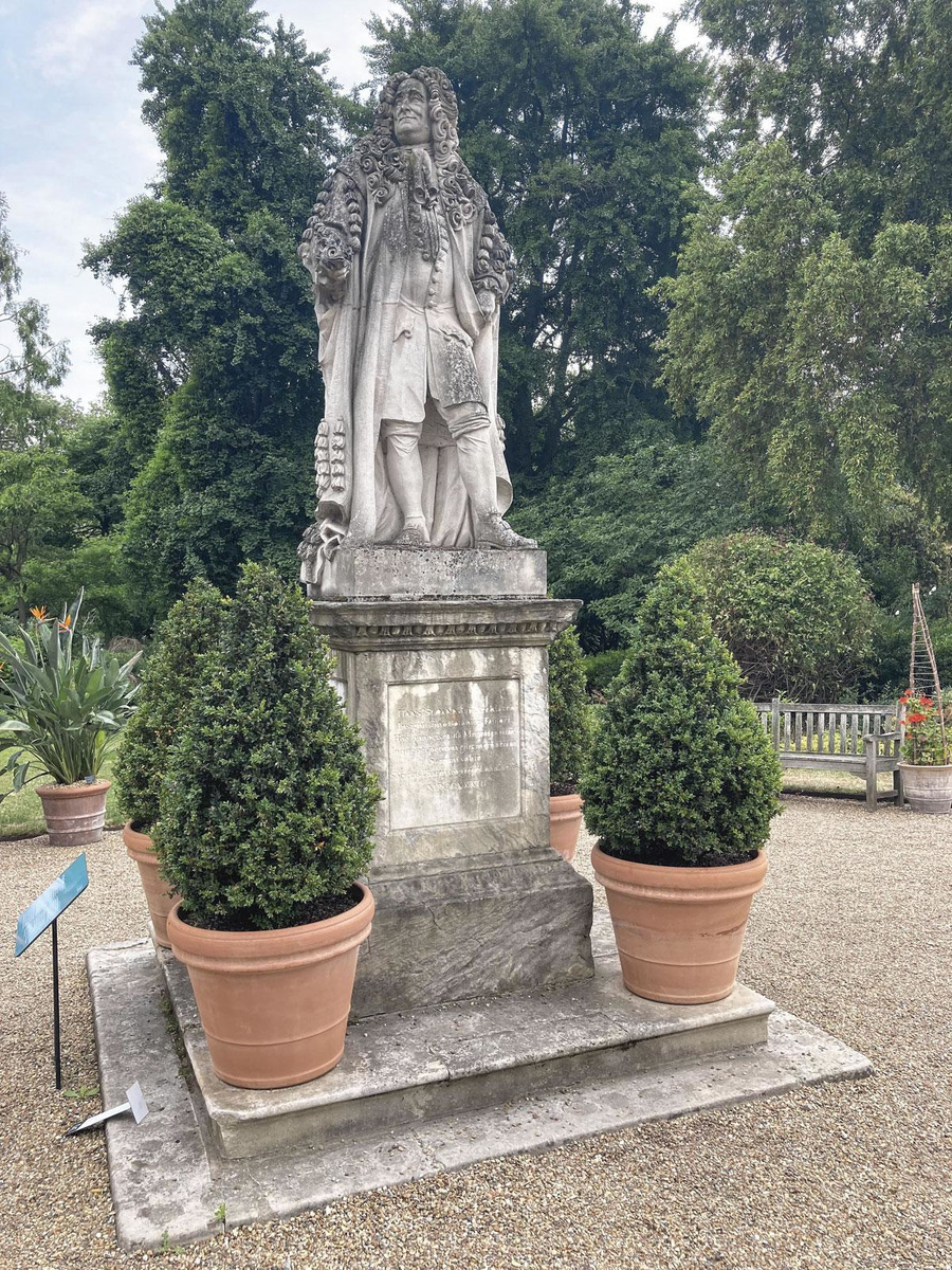 Standbeeld van dr. Sloane in Chelsea Physic Garden.