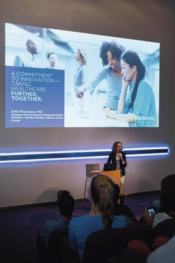 Sofie Theunissen sprak de studenten toe vanuit haar achtergrond als Integrated Health Solutions Manager bij medisch hulpmiddelenbedrijf Medtronic. Ze stond daarbij stil bij de organisatie van ons gezondheidszorgsysteem. Een student had vragen bij het onderscheid tussen 'betalen voor volume' en 'betalen voor waarde'.