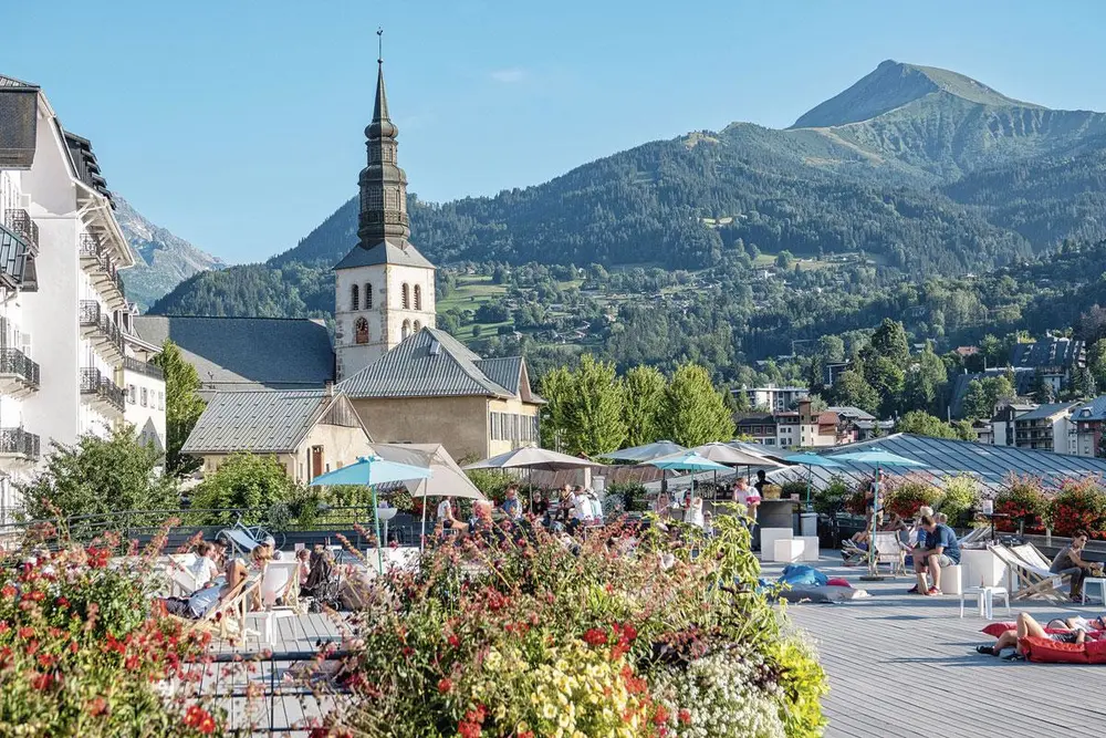 Het dorpje Saint-Gervais-les-Bains met zicht op de Mont-Blanc en Mont-Joly.