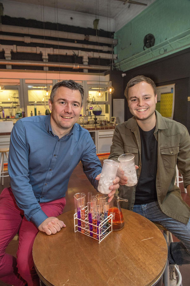 Tom De Meyer en Cedric Bourda heffen alvast het glas op een geslaagd bal.