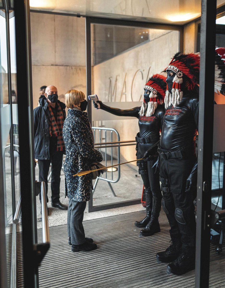 Bij de opening van de expo werden de bezoekers bij wijze van performance gescreend door Johan Muyle en zijn assistente.