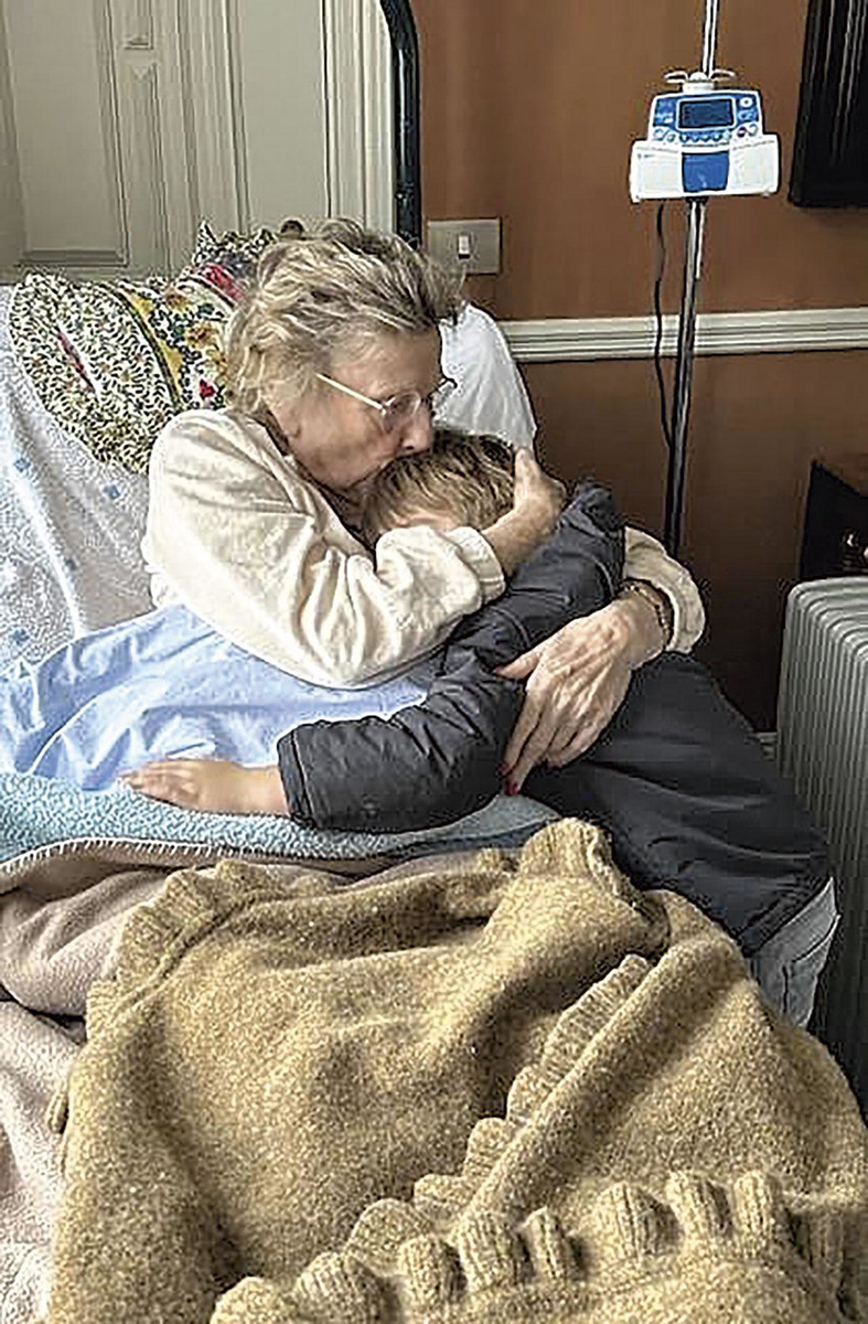 Dr. Pierre Agneessens. "Op de foto zie je mijn schoonmoeder die palliatief is met haar kleinzoontje Cezar. Ze verblijft bij ons thuis en wij zorgen voor haar."
