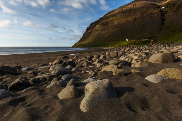 Het strand van Skalavik, Isafjordur.