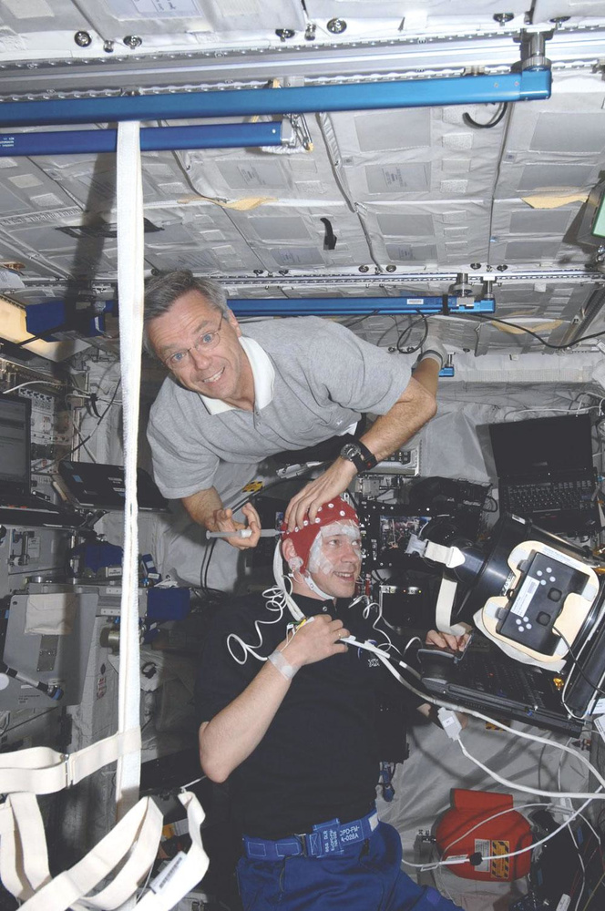 Met behulp van een masker met virtuele beelden heeft men op het ISS onderzoek kunnen doen naar het effect van gewichtloosheid op het uitvoeren van cognitieve taken.