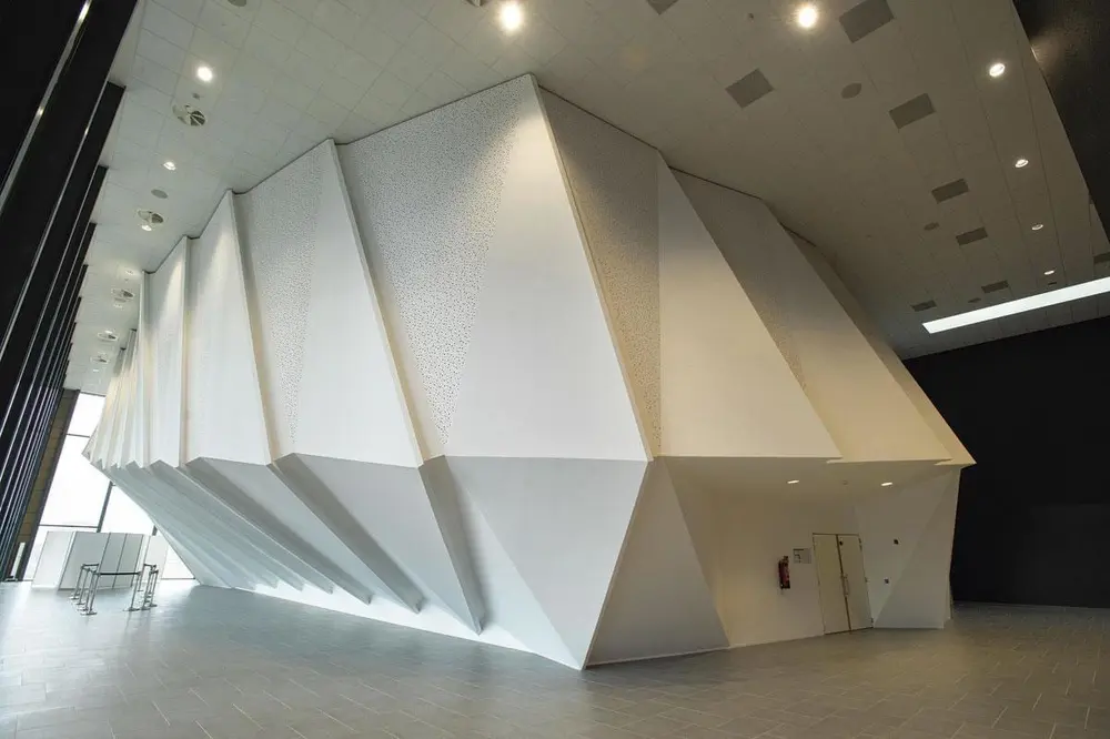 Het auditorium werd als een kunstwerk in de ruimte neergepoot.