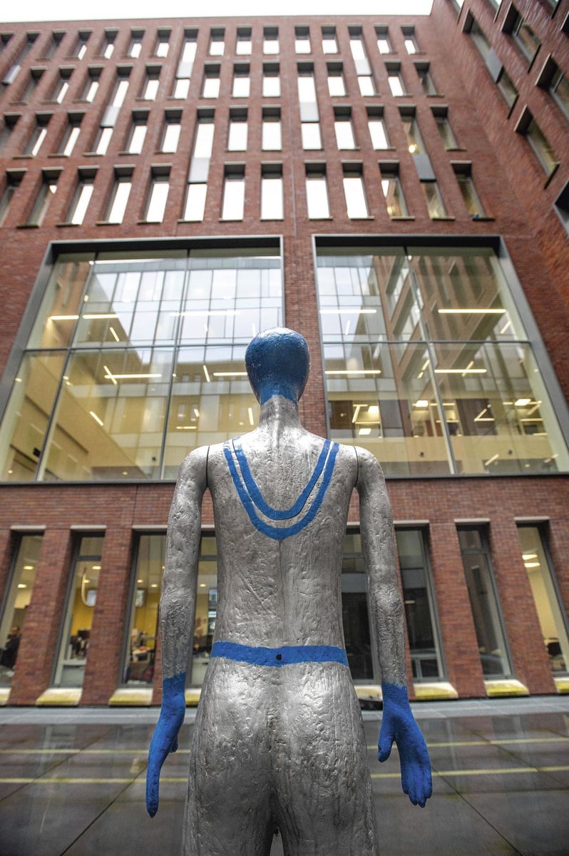 Het kunstwerk van Henk Visch in de patio.