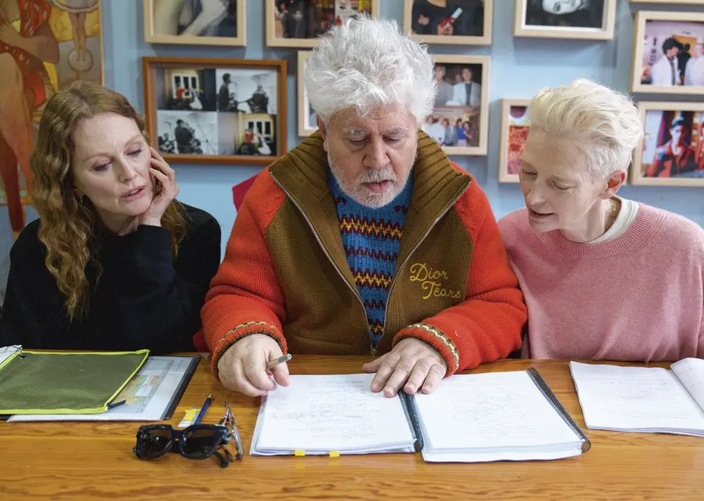 Julianne Moore, Pedro Almodóvar en Tilda Swinton bij het lezen van het script.