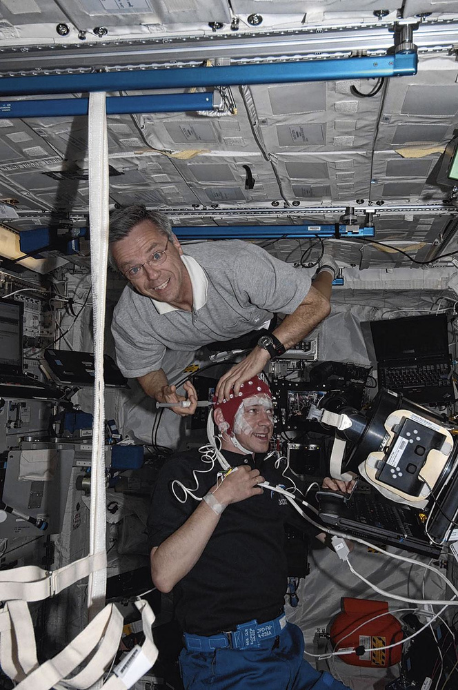 A l'aide d'un masque de réalité virtuelle, des expériences ont pu être menées dans l'ISS pour voir dans quelle mesure l'apesanteur affecte l'accomplissement de tâches cognitives.