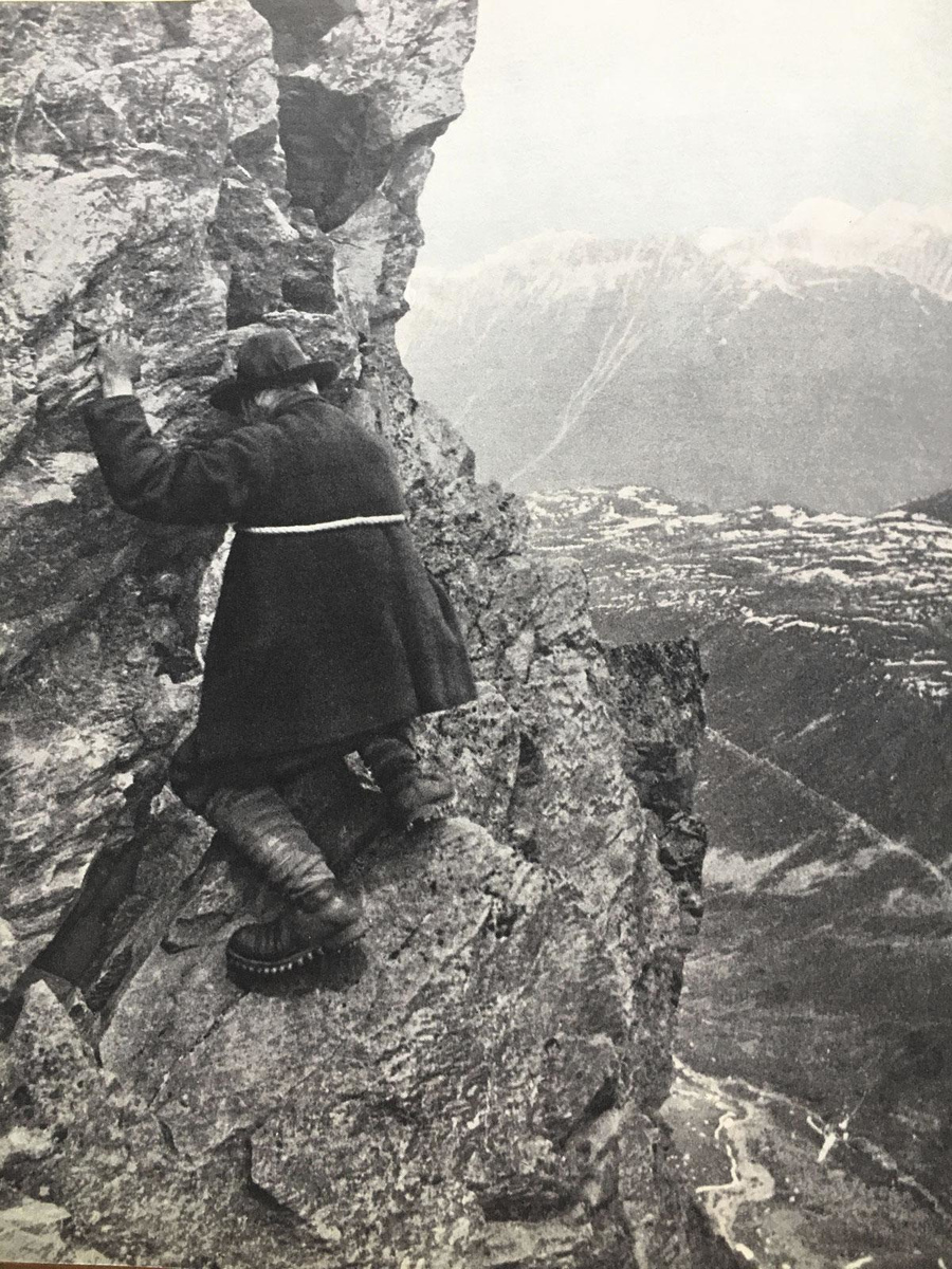 Image impressionnante: À 83 ans, et à quelques mois de son décès, Ernest Solvay grimpe au printemps 1622 le mont Diavolezza: comme une métaphore de ce capitaine d'industrie voulant résoudre l'énigme vertigineuse de la physique quantique.