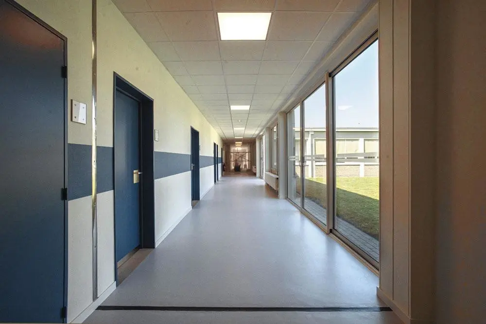 Een vleugel van het psychiatrisch ziekenhuius ASSTER werd omgebouwd tot schoolgebouw met 5 klassen en een lerarenkamer.