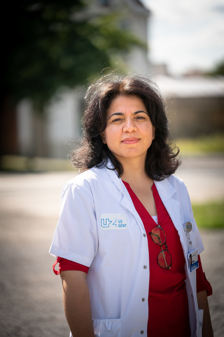 "Als ik op zoek ging naar werk kreeg ik alleen aanbiedingen om te poetsen. Dat was allemaal heel frustrerend", getuigt dr. Arzoo Bahramand.