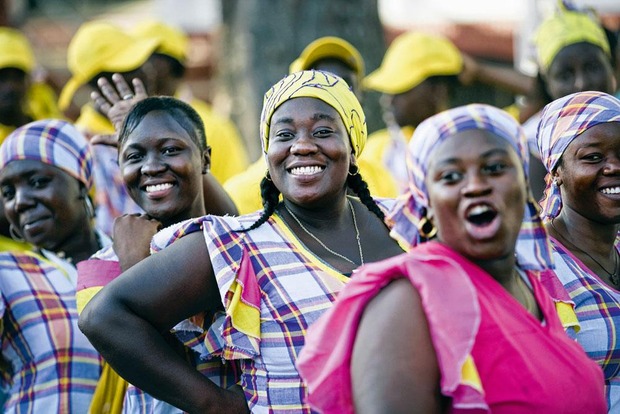 Kleurrijke parades in Paramaribo vormen een aangename verpozing tussen twee examens in.