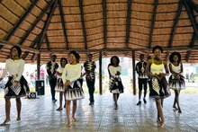 Studentinnen van de Eduardo Mondiane University in Maputo wagen zich aan een traditionele dans.
