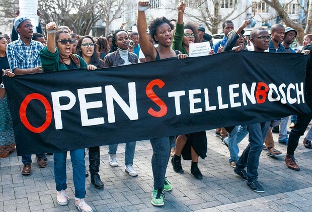 Ook in Zuid-Afrika betogen studenten op straat, zoals hier aan de Stellenbosch University tegen xenofobie.