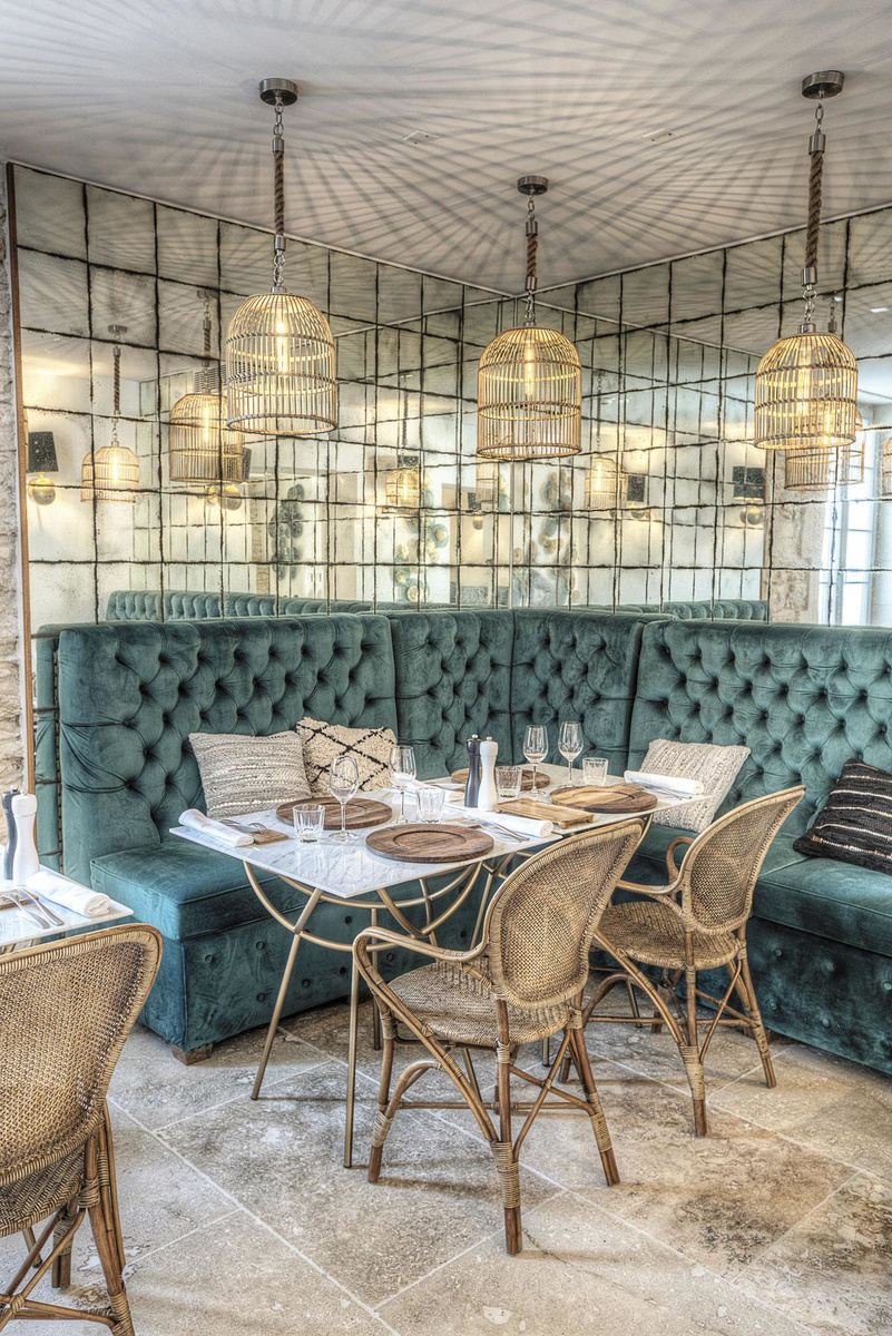 La décoration de l'hôtel a été confiée à Reyhana Tamboura, décoratrice qui a appris son métier sur le terrain.