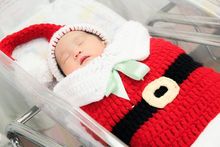 Ziekenhuizen breien kerstoutfit voor pasgeborenen