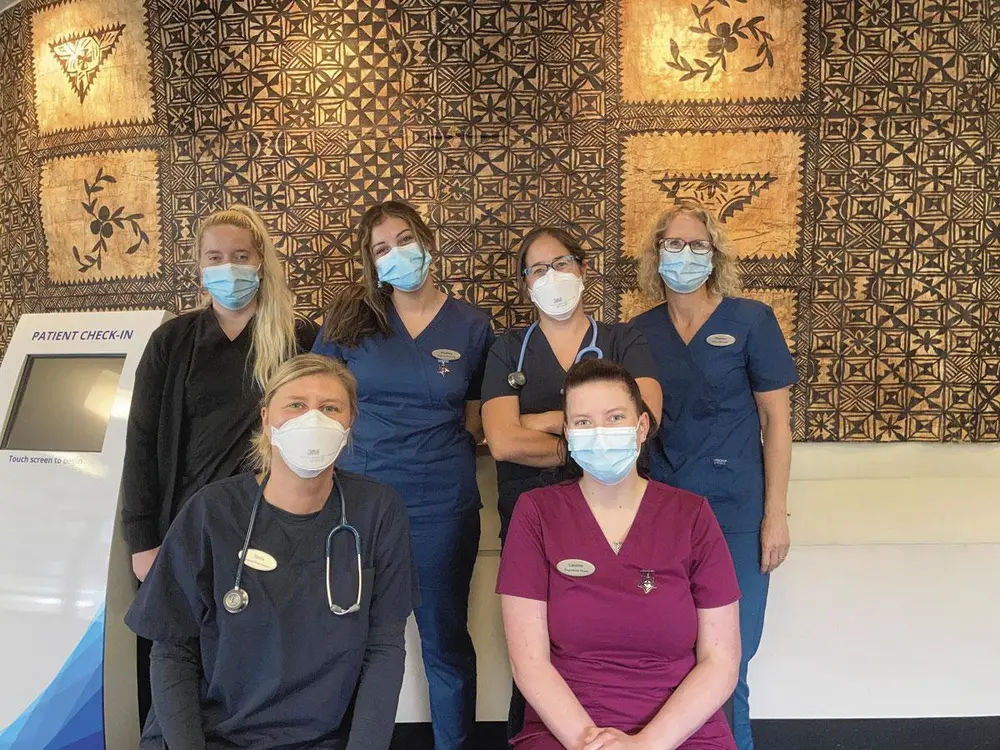 Dr. Tania Moerenhout (links onderaan) met enkele collega's uit de groepspraktijk. Naast huisartsen en verpleegkundigen werken er ook een sociaal werker, een mental health coach en een health coach gericht op preventie en leefstijl.
