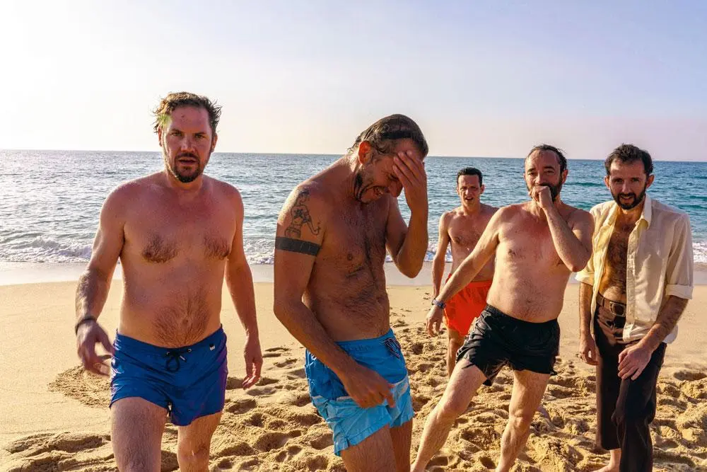 Klaas Janszoons en Tom Barman, de twee overblijvende leden van 20 jaar geleden, daarnaast (vanachter) drummer Stéphane Misseghers, bassist Alain Gevaert en de nieuwe gitarist Bruno De Groote.