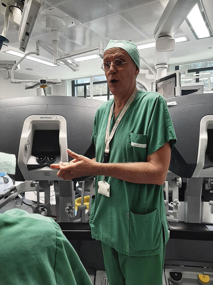 Henri Steyaert : " Avec ce robot, on va avoir une alliance de la chirurgie mini invasive et la facilité de la chirurgie ouverte. "