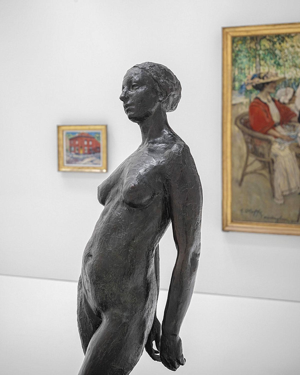 Zaalzicht met bronzen naakt van Rik Wouters.