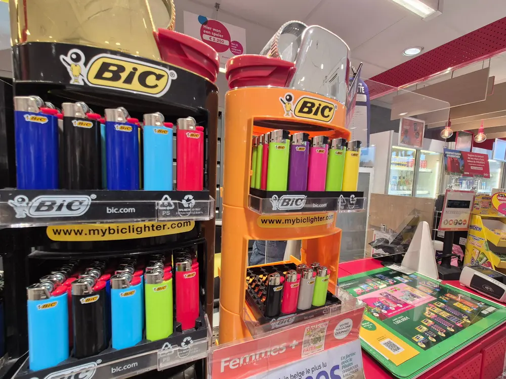 BIC-aanstekers op toonbank