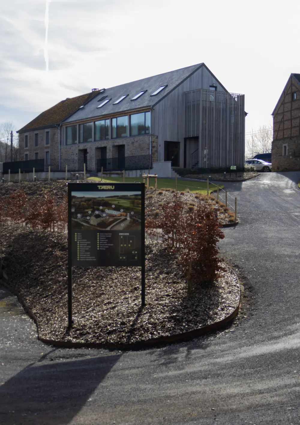 de ingang van het sportcomplex
