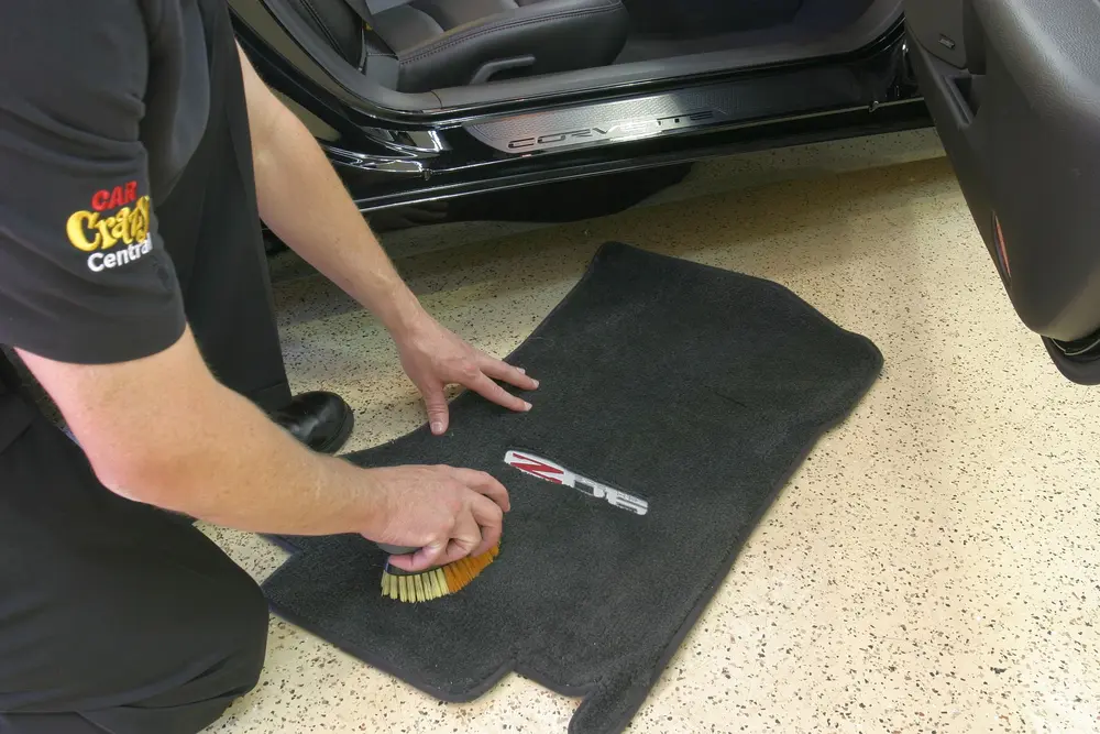 Reinigen van lederen interieur Wagens die beschikken over een lederen interieur vragen om een andere behandeling. Kies voor een specifieke lederreiniger en conditioner. Die zal het leder reinigen, voeden, beschermen tegen vroegtijdige veroudering en soepel houden, zodat er geen scheuren of barsten in optreden. Het aanbrengen doet u het beste met een detailing-handschoen of een microvezeldoek.  Wrijf voorzichtig in cirkelvormige bewegingen om het vuil te verwijderen en het leder te voeden. Toch hardnekkige vervuiling? Dan kan u een multipurposeborstel of scrubber pad gebruiken om beter in de poriën te raken om het vuil te verwijderen. Of het kan noodzakelijk zijn om geen twee-in-éénproduct maar een aparte reiniger en conditioner te gebruiken. 5
