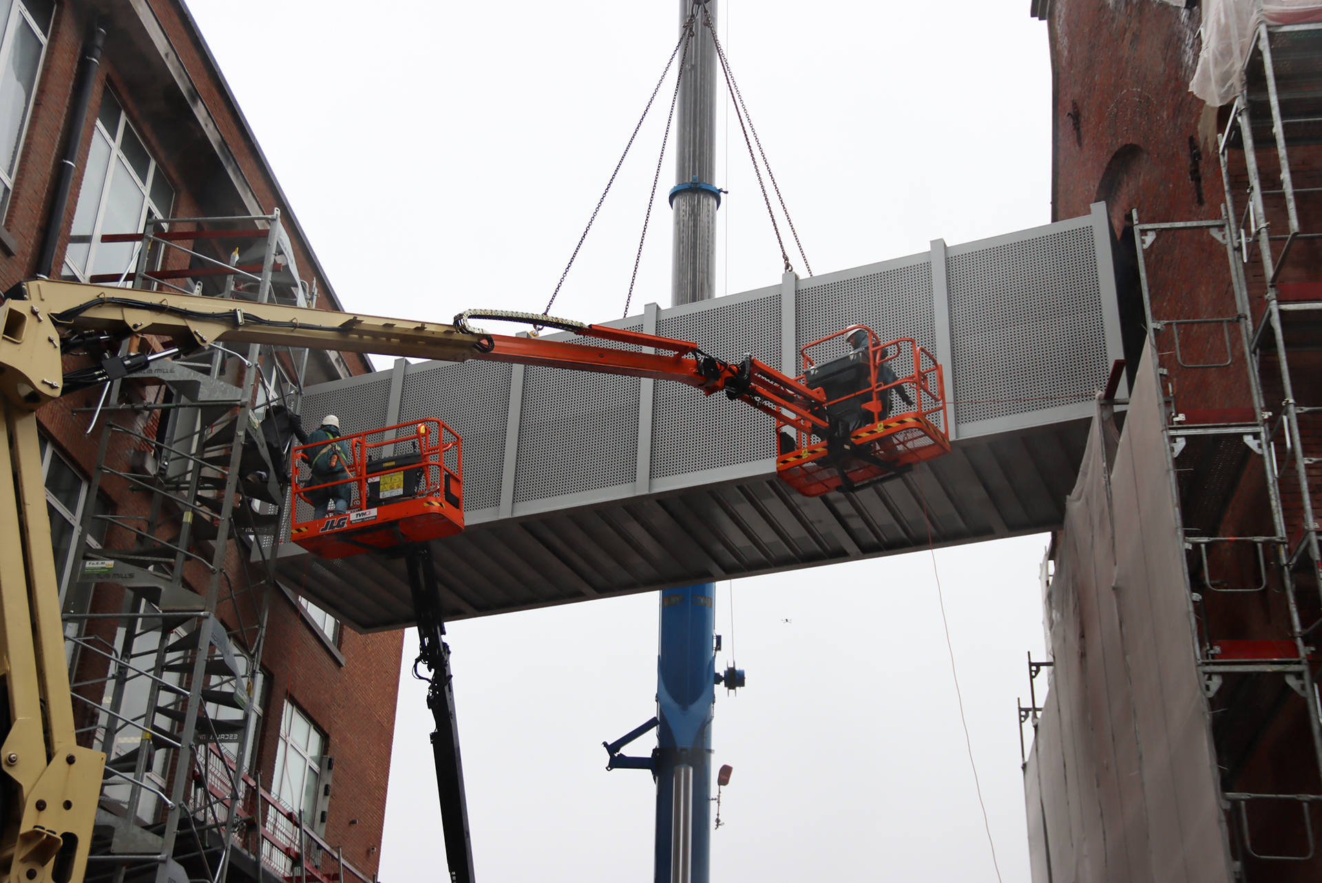 Brug tussen twee gebouwen