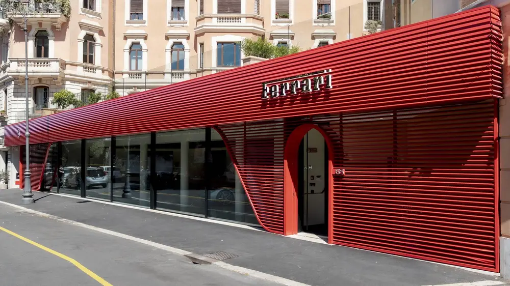 Ferrari opent eerste showroom met nieuwe huisstijl in Rome 1
