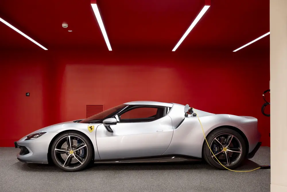 Ferrari opent eerste showroom met nieuwe huisstijl in Rome 5