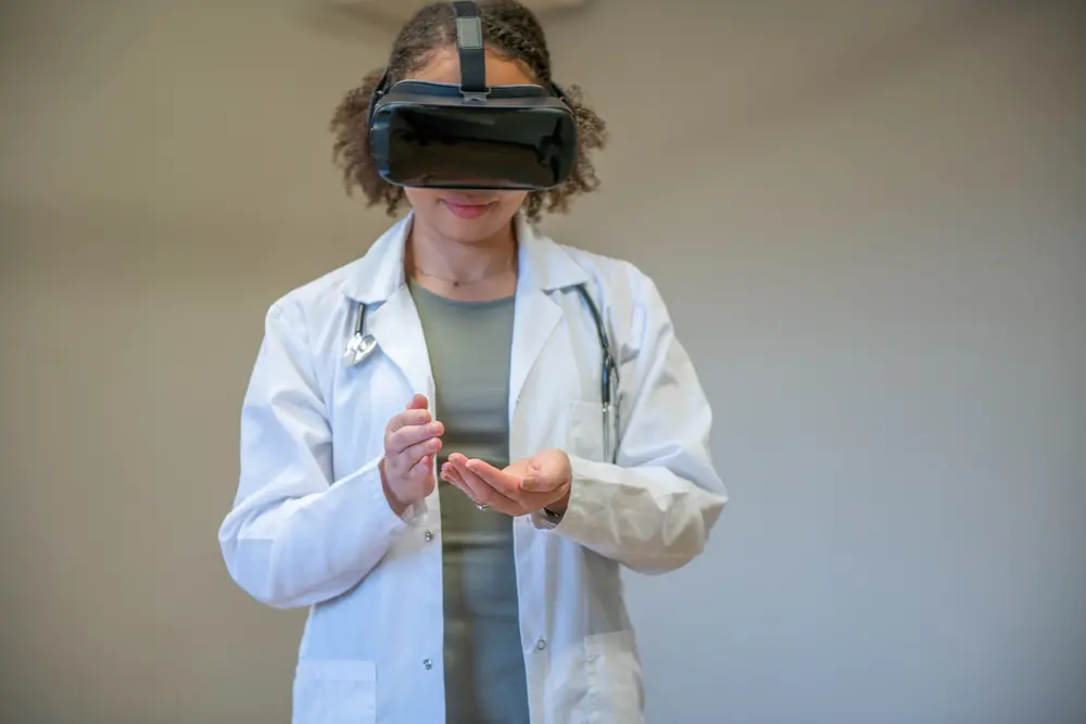 Personnel soignant avec un casque de VR