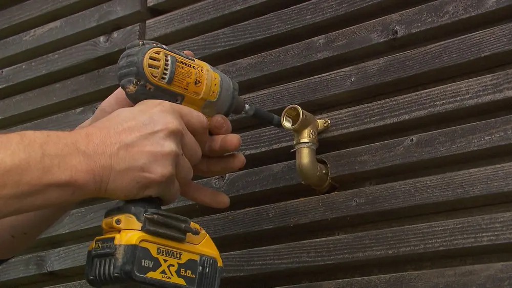 kraan bevestigen aan wand