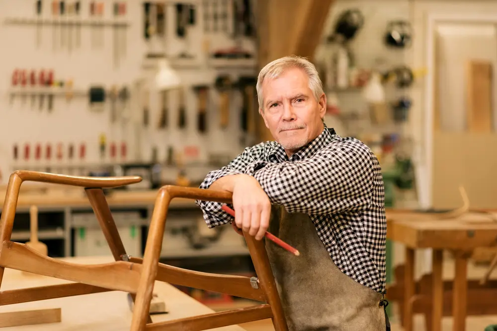 Meubelmaker in atelier
