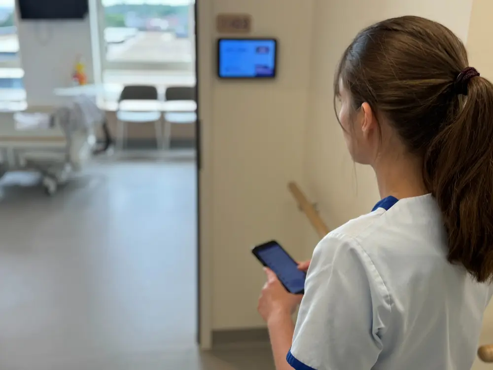 Infirmière porte chambre DPI mobile GhdC