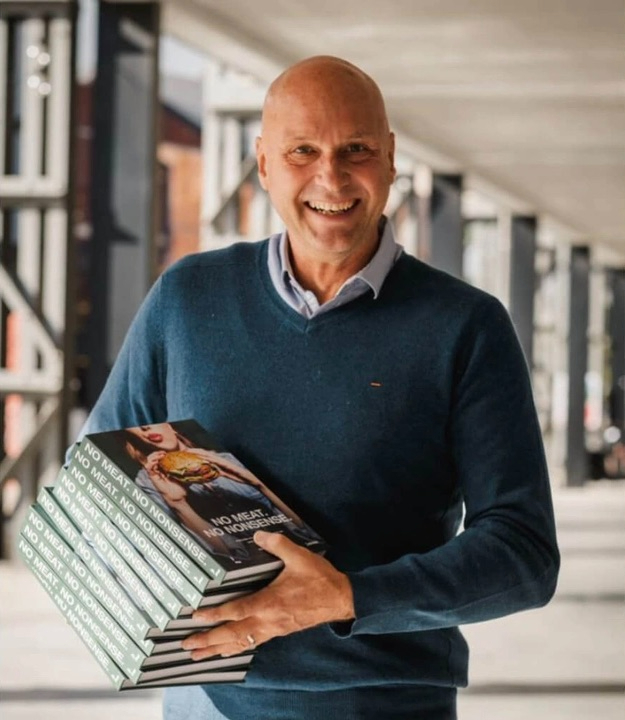 Paul Florizoone met boek
