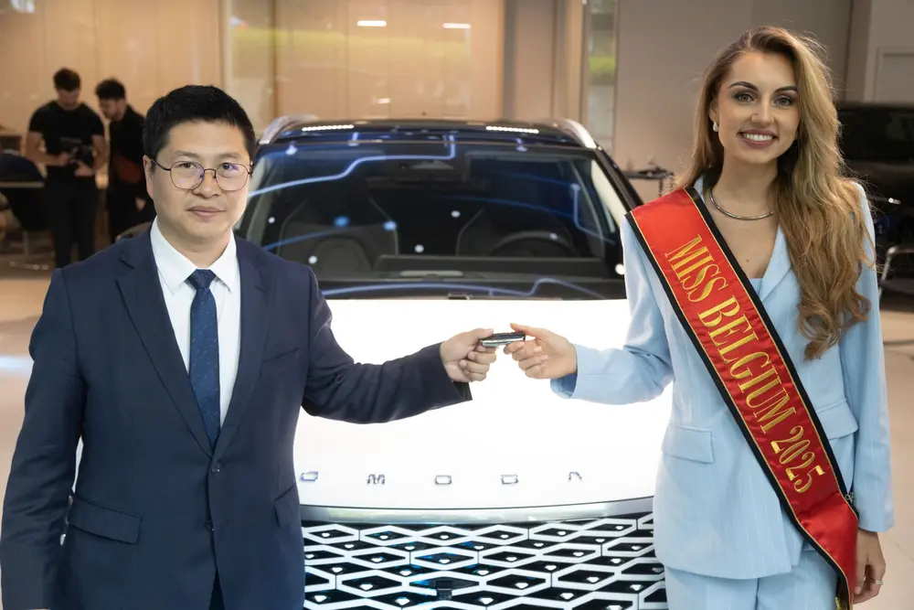 Darren Tu, de nieuwe Country Manager van OMODA & JAECOO Belux en Karen Jansen, Miss België 2025 (© Miss Belgium)