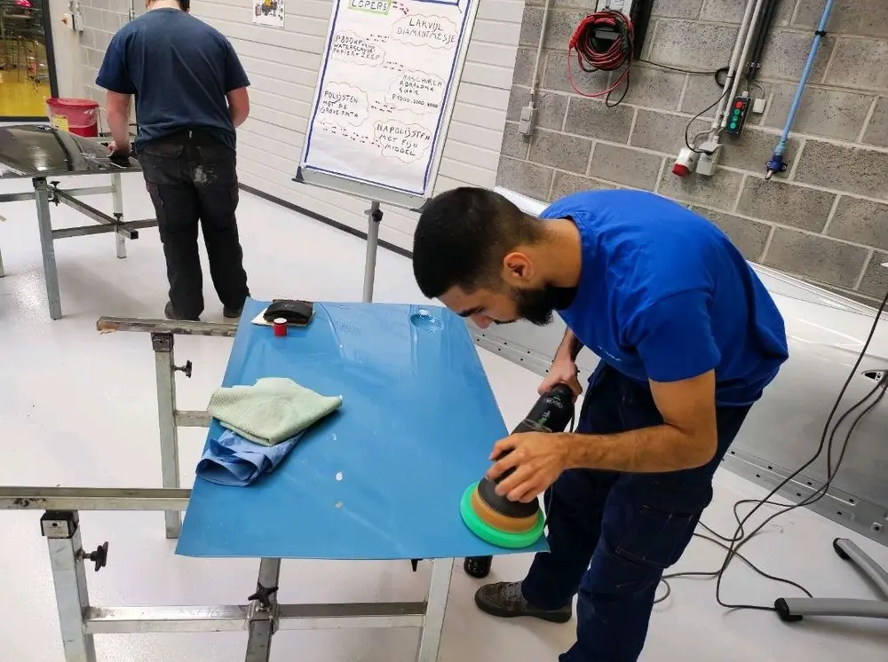 Polijstpads en polijstmiddel horen vast bij elkaar. Het middel is met andere woorden gekoppeld aan een bepaalde pad, en andersom. Je kunt ze niet vermengen 4