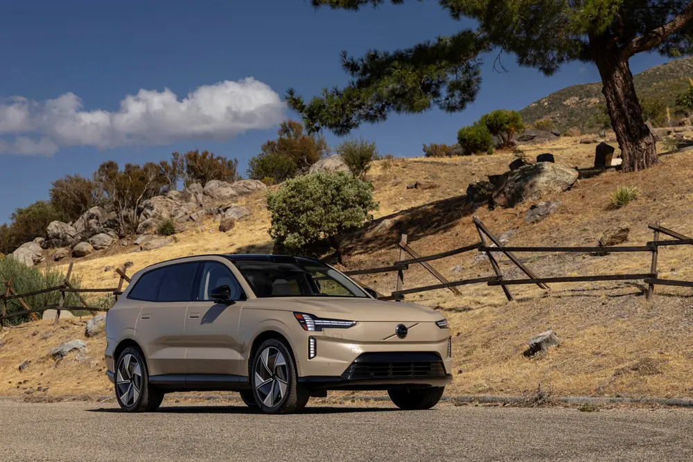 Volvo EX90 op de weg