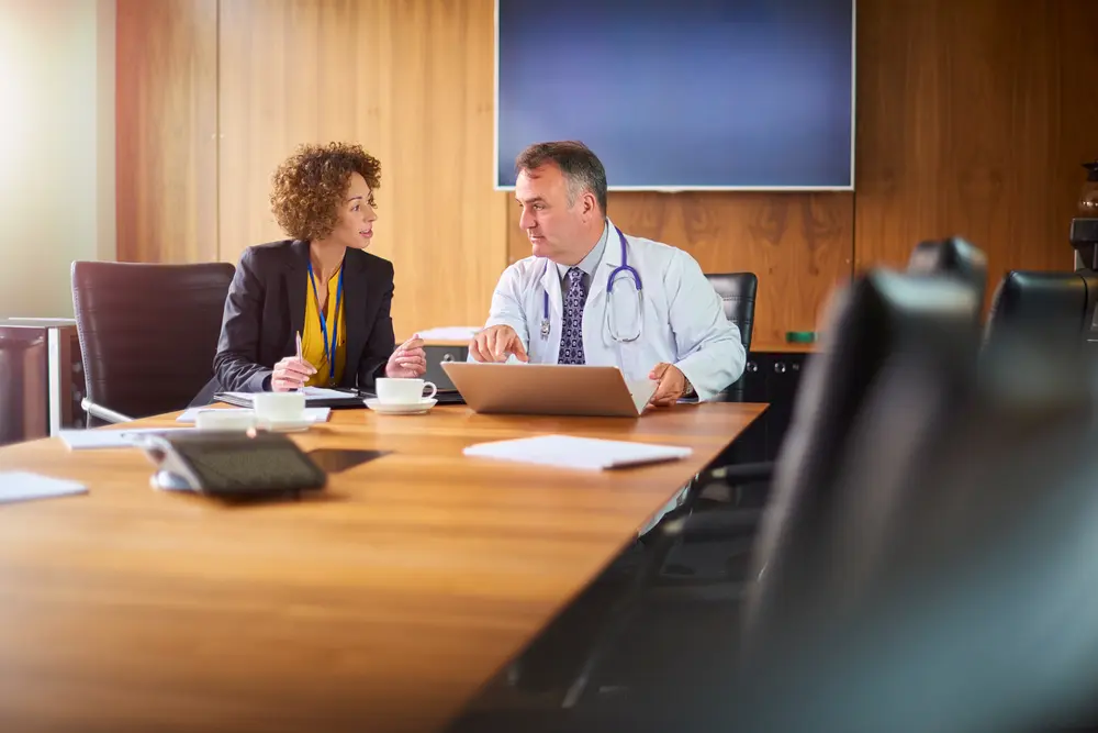 Un médecin et une avocate