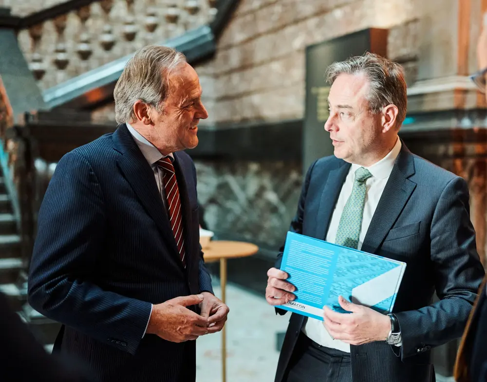 Bart De Wever neemt het eerste exemplaar in ontvangst uit handen van Clem Dickmann, zaakvoerder van AUMACON