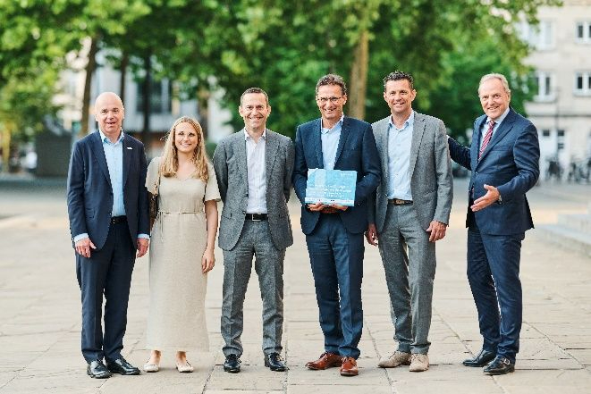 van links naar rechts: Stefaan Lampaert (Traxio), Ilse Valckenier, Olivier Deutschmann (algemeen directeur Valckenier Groep), Guy Valckenier, Koen Valckenier en Clem Dickmann