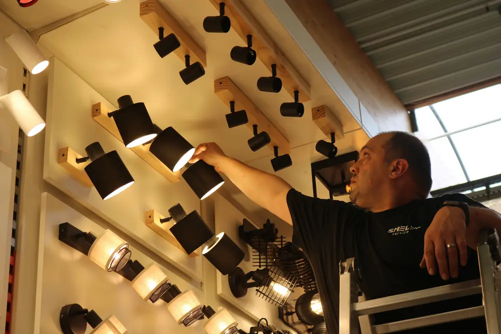 Installatie verlichtingsrayon door Shelf Service bij Mr. Bricolage