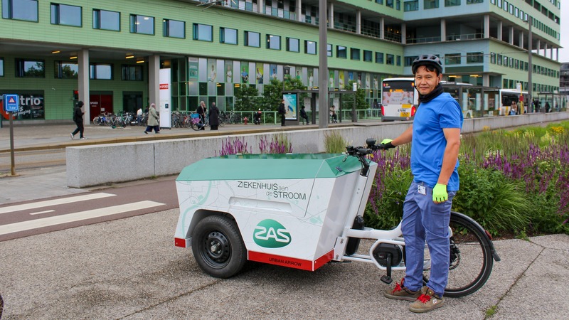 Cargofiets ziekenhuis aan de stroom