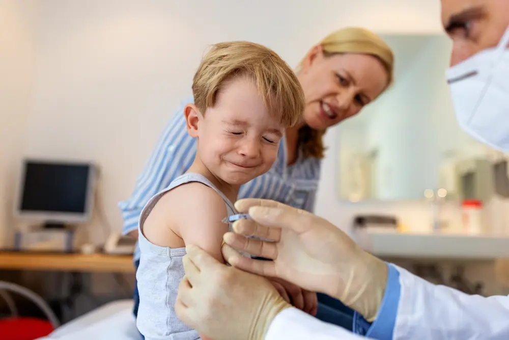 kind wordt gevaccineerd