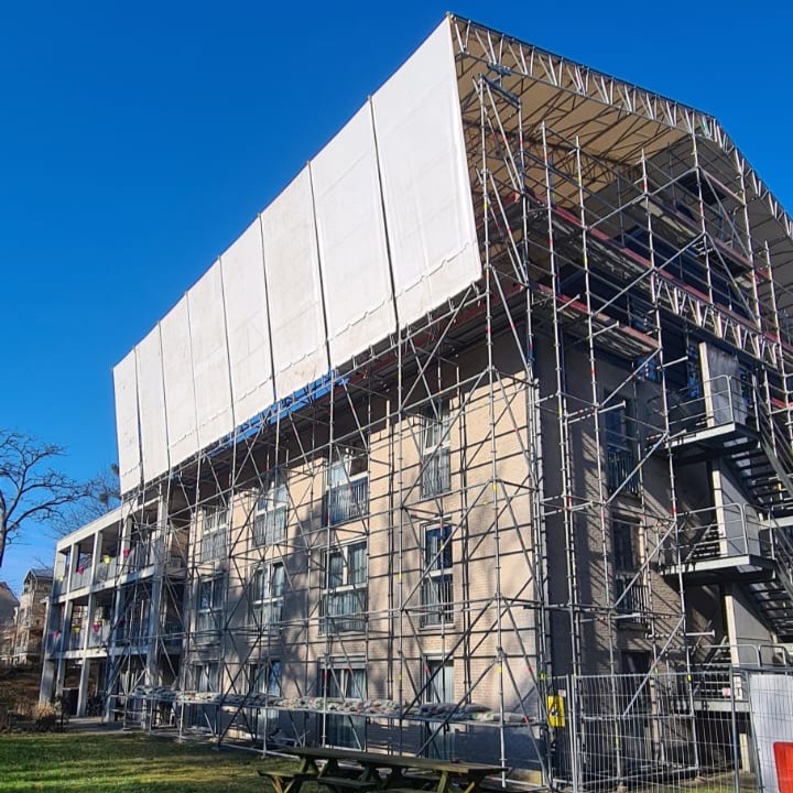 tijdelijk dak appartementsgebouw