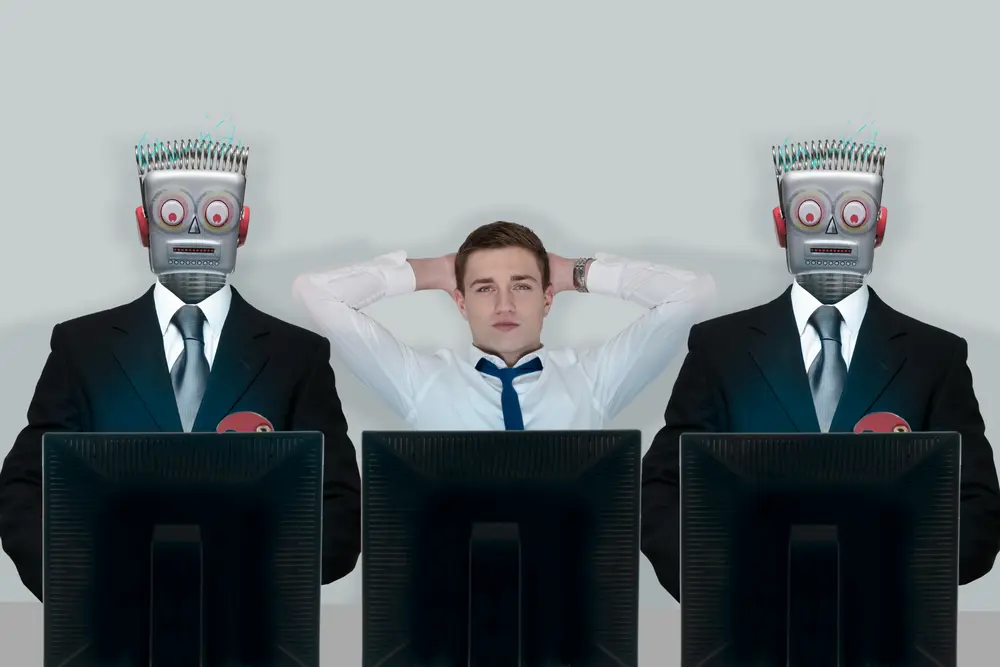 Homme délèguant son travail à deux robots et se repose