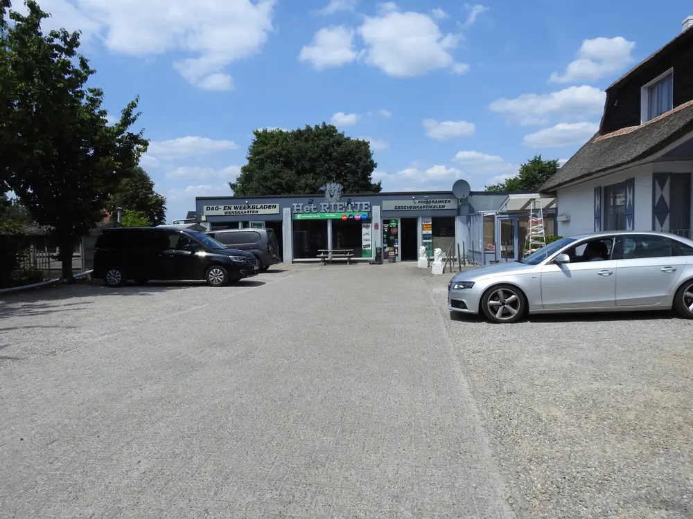ruime parking voor winkel
